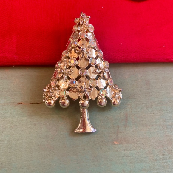 Vintage Gold Tone Aurora Borealis Christmas Tree Pin - Rhinestone Christmas Pin - Picture 5 of 7